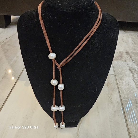Set of necklace, bracelet, earrings, and ring in leather cord and pearls. - Picture 5 of 11